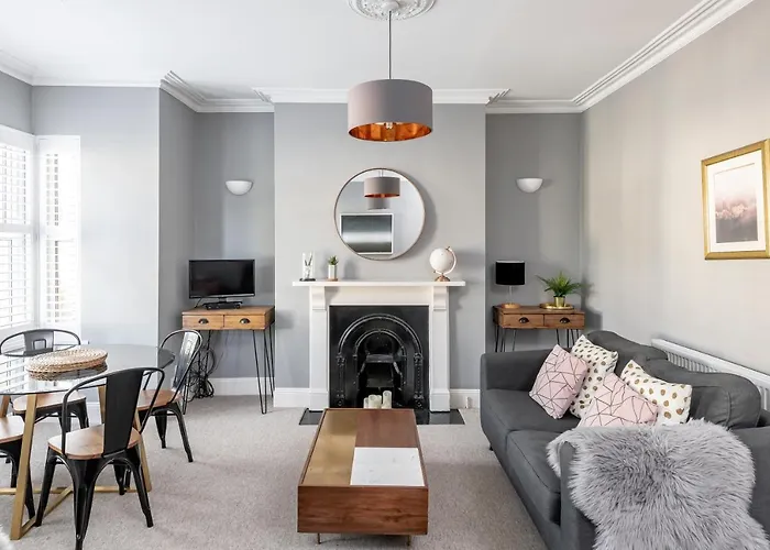 Modern & Spacious 2 Bedroom Maisonette