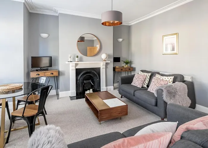 Modern & Spacious 2 Bedroom Maisonette